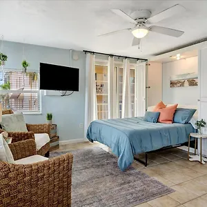 Holiday home The Seashell With Private Balcony And Walk To, Clearwater Beach